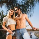 Fotógrafo de moda captura casal na praiaCasal de modelos na praia