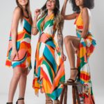 Três modelos roupas coloridas