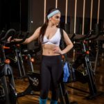 Modelo posando para foto em academia