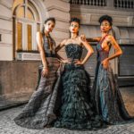 Modelos vestindo cinza