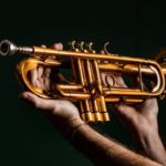 Homem segurando trompete