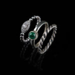 Três anéis com joias diferentes