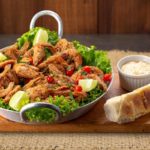 Camarões com salada e molho